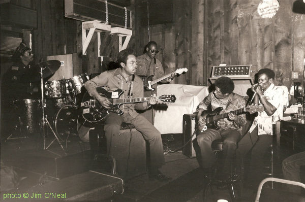 George Beasley, Sammy Lawhorn, Jimmy Lee Robinson, Willie Black & L I T T L E   W I L L I E   A N D E R S O N at B.L.U.E.S., 1979; source: http://bobcorritore.com/photos/chicago-blues-1970s-to-early-eighties-part-2-2/; photographer: Jim O'Neal