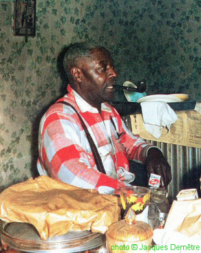 J A M E S   'K O K O M O'   A R N O L D; Kokomo Arnold in his home in Chicago 1959; source: Les Génies du Blues, Volume 4.- Paris (Edition<br>Atlas) 1993, p. 81; photographer: Jacques Demetre