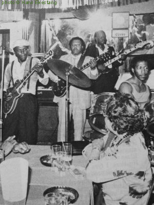 B O S T O N   B L A C K I E   Blues Band at Buddy's Sunset Lounge (2853 W. Lake, Chicago), l to r: Boston Blackie (Bennie Houston), B.B. Jones (= Alvin Nichols, guest on guitar), Pete Peterson, West Side Wes; photo accompanying Tommy Lofgren's article 'Sweet Hot Chicago' in Jefferson 77 (Summer 1987); photographer: Hans Ekestang