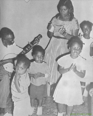 Willie B. Thomas and Family at home in Zachary, Louisiana, 1960; source: Harry Oster: Living Country Blues.- Detroit (Folklore Associates) 1969, p. 109; photographer: Harry Oster; click to enlarge!