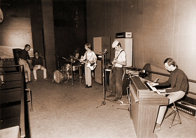 C R E W rehearsing at the Countdown, November 9, 1969; ; left to right: unknown; 'Hardy' Houben, voc; René Fischer, dr; 'Herbie' Reichardt, b; Stefan Wirz, lead g; Walter Schmitz, org; click to enlarge!