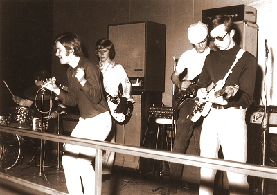 C R E W rehearsing at the Countdown, November 9, 1969; left to right: René Fischer, dr; 'Hardy' Houben, voc; 'Herbie' Reichardt, b; Stefan Wirz, lead g; Walter Schmitz, rhythm / lead g; click to enlarge!