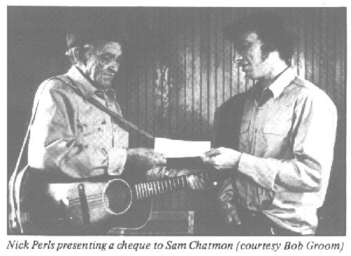 Nick Perls presenting a cheque to Sam Chatmon ('courtesy Bob Groom'); source: Juke Blues No. 10 (Autumn 1987), Editorial announcing Nick Perls' death on 22 July 1987