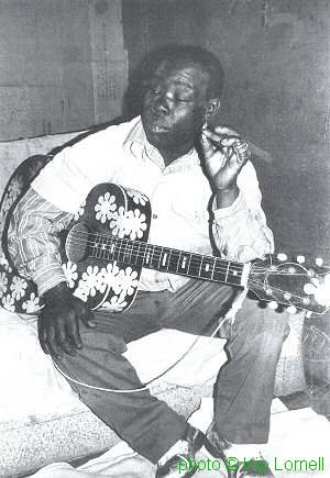 Guitar Shorty (John Henry Fortescue); source: Bastin: Red River Blues, between pp. 286 & 287; photographer: Kip Lornell; click to enlarge!