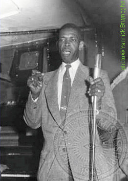 Elmore James at Silvio's, Chicago, December 1957 / January 1958; source: Internet (Ole Miss University, source of photo on the right:  Living Blues #55 (1982-83), p. 12); photographer: Yannick Bruynoghe; click to enlarge!