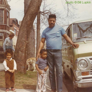 J O H N   L I T T L E J O H N and son, Chicago, April 1971; source: https://bobcorritore.com/photos/chicago-blues-photos-from-bill-lupkin-part-1/; photographer: Bill Lupkin