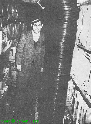 Len Kunstadt, Brooklyn, February 19, 1983, with 30,000 newly acquired 78 rpm records; source: Blues Forum #11 (3. Quartal 1983), p. 13; photographer: Norbert Hess; click to enlarge!