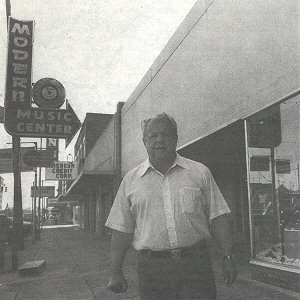 Jay Miller in front of his Modern Music Center in Crowley, LA, December 15, 1980; source: Blues Forum #7 (3. Quartal 1982), p. 13; photographer: Erik Lindahl/Jefferson; click to enlarge!