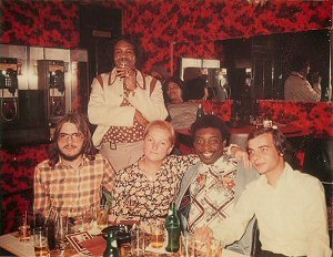 Luc Nicolas-Morgantini, Muddy Waters Jr., Marcelle Morgantini, Bobby King and Didier Tricard, Chicago, October 1975; source: http://www.soulbag.presse.fr ('photo courtesy Didier Tricard'); click to enlarge!
