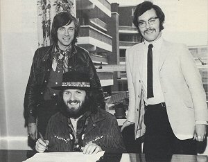 'Mike Vernon and Neil Slaven making drummer Keef Hartley an offer which he simply can't refuse!', c. 1970; source: Bob Brunning: BLUES - The British Connection.- Poole (Blandford Press), 1986, unpaginated photo pages between pp. 96 & 79 ('Mike Vernon' / David Wedgbury, Decca Press Dept.); click to enlarge!