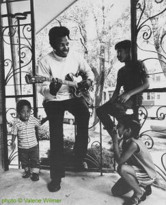 Otis Rush with three of his children, Chicago (has four daughters and two sons - afaik); source: Philippe Bas-Rabérin (ed.): Blues - Les Incontournables.- Paris (Éditions Filipacchi) 1994, p. 173; photographer: Valerie Wilmer