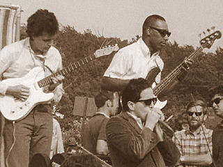 Mike Bloomfield, Jerome Arnold & Paul Butterfield at Newport Folk Festival, July 24, 1965; source: http://www.mikebloomfieldamericanmusic.com/newport.htm (Screen capture from 'Festival' by filmmaker Murray Lerner); click to enlarge!