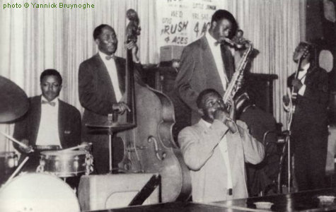 Howlin' Wolf and band at the 708 Club, Chicago in December 1957; l to r: S.P. Leary, Alfred Elkins, Howlin' Wolf, Abb Locke, Hosea Lee Kennard (at piano) & Hubert Sumlin; source: James Segrest & Mark Hoffman: Moanin' at Midnight - The Life and Times of Howlin' Wolf.- New York (Pantheon Books) 2004, unpaginated photo pages between pp. 151 and 152; photographer: Yannick Bruynoghe; click to enlarge!