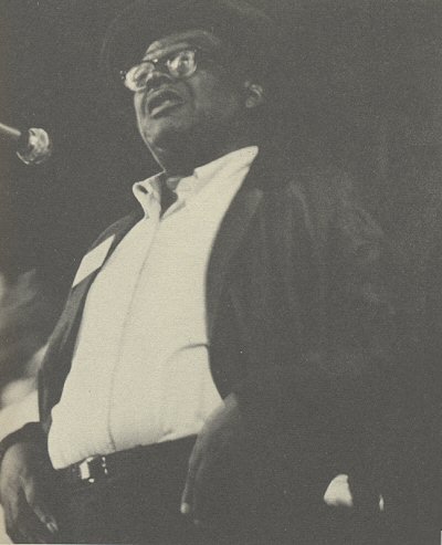 D A N   S M I T H performing at the Friday evening concert at the Eleventh Annual Philadelphia Folk Festival, 1972; source: Baggelaar & Milton 1976, p. 359; photographer: Kristin Baggelaar