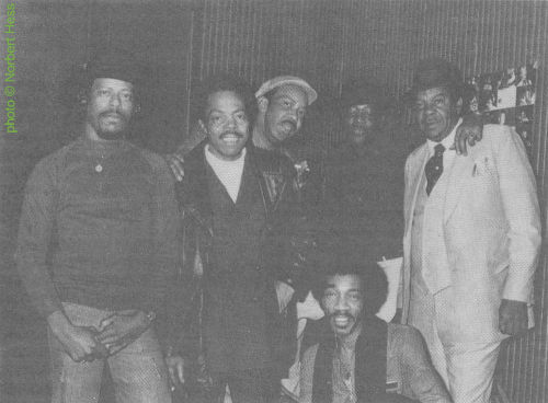  Chicago Blues Festival', late 1980; l to r: Nick Charles, Sammy Lawhorn, Hip Lankchan, J O H N N Y   D O L L A R, George Smith; in the foreground: Roosevelt Shaw at Quartier Latin, Berlin, Germany, November 30, 1980; source: Blues Forum 2 (März/April/Mai 1981), p. 30; photographer: Norbert Hess
