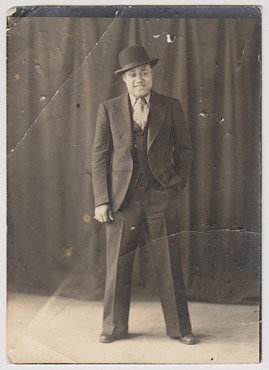 'Willie Kelly' (photo supposedly taken between June 1930 and June 1931, when Sykes recorded under that pseudonym); source: Ebay auction (from Burt Goldblatt collection) (photo now in the possession of John Tefteller); click to enlarge!
