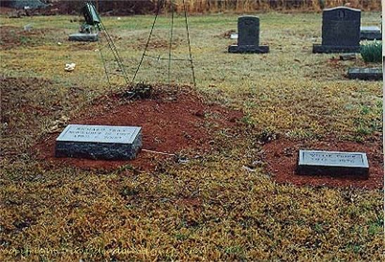 Richard & Willie Trice's headstones; source: http://www.deadbluesguys.com/image_pages/trice_richard_im/trice_richard_004.htm