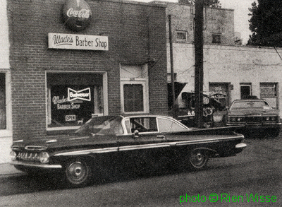 First <b>Wade's Barber Shop</b> (established in 1972) at 304 4th Street (now Martin Luther King Blvd), Clarksdale, MS 38614; source: Block #74 (apr/mei/jun '90), p. 13; photographer: Rien Wisse