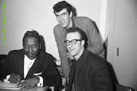 Muddy Waters with Roger Eagle and Roger Fairhurst at the Brazennose Street Twisted Wheel in Manchester, UK; source: https://www.bbc.co.uk/programmes/p01371xt/p012z3kx: 'Roger, The Eagle Has Landed - A selection of black and white photos by Brian Smith of Roger Eagle from his extensive archive' by Mark Radcliffe; photographer: Brian Smith