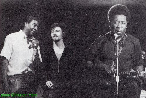 George Smith, Paul Oscher & Muddy Waters, August 2, 1971 at the Ash Grove, Los Angeles; source: Blues Forum Nr. 12 (4. Quartal 1983), p. 5; photographer: Norbert Hess