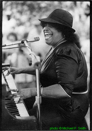 Katie Webster at the New Orleans Jazz and Heritage Festival, 1984; source: Alan Govenar: Meeting The Blues - The rise of the Texas sound.- Dallas (Taylor Publishing Company), 1988, p. 187; photographer: Michael P. Smith