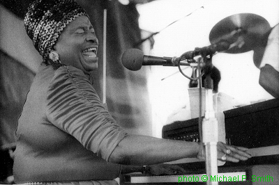 Katie Webster at the New Orleans Jazz and Heritage Festival, 1988; source: Michael P. Smith: New Orleans Jazz Fest - A Pictorial History.- Gretna (Pelican Publishing Company) 1991; photographer: Michael P. Smith
